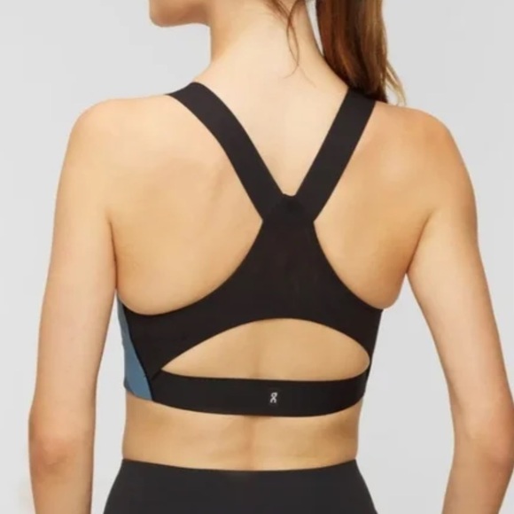 On Women's Performance Bra - Picture 3 of 11